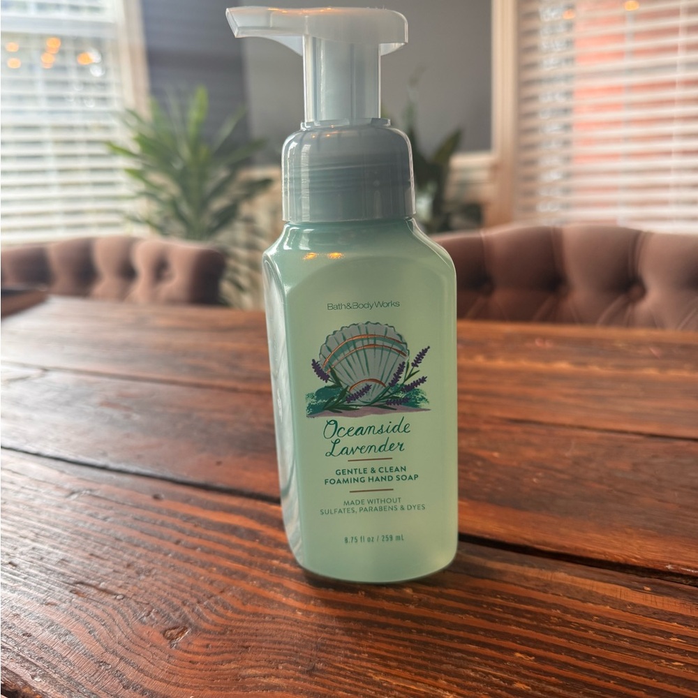Bath & Body Works Oceanside Lavender Foaming Hand Soap - Light Green